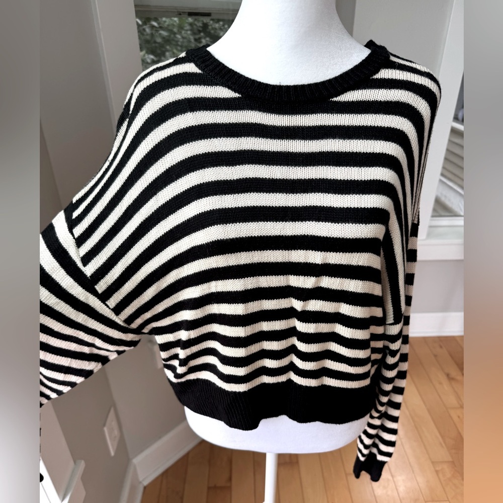 PINK Victoria’s Secret Black Ivory Striped Cropped Crewneck Sweater Sz Medium